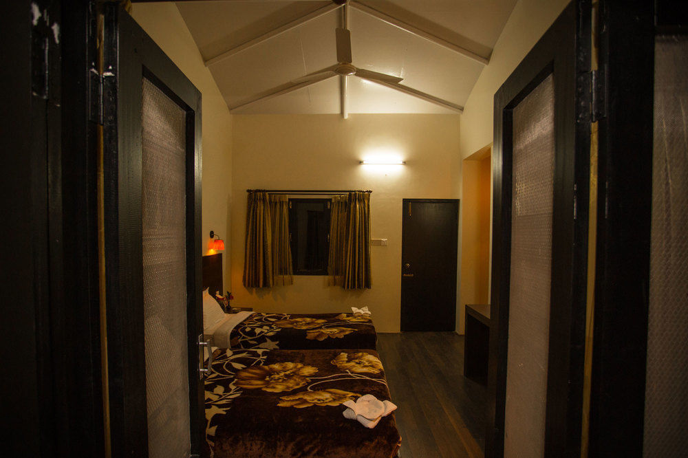 Chitwan Adventure Resort Sauraha Eksteriør bilde