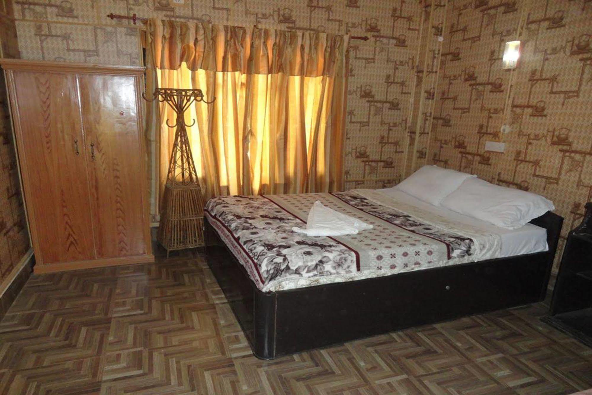 Chitwan Adventure Resort Sauraha Eksteriør bilde