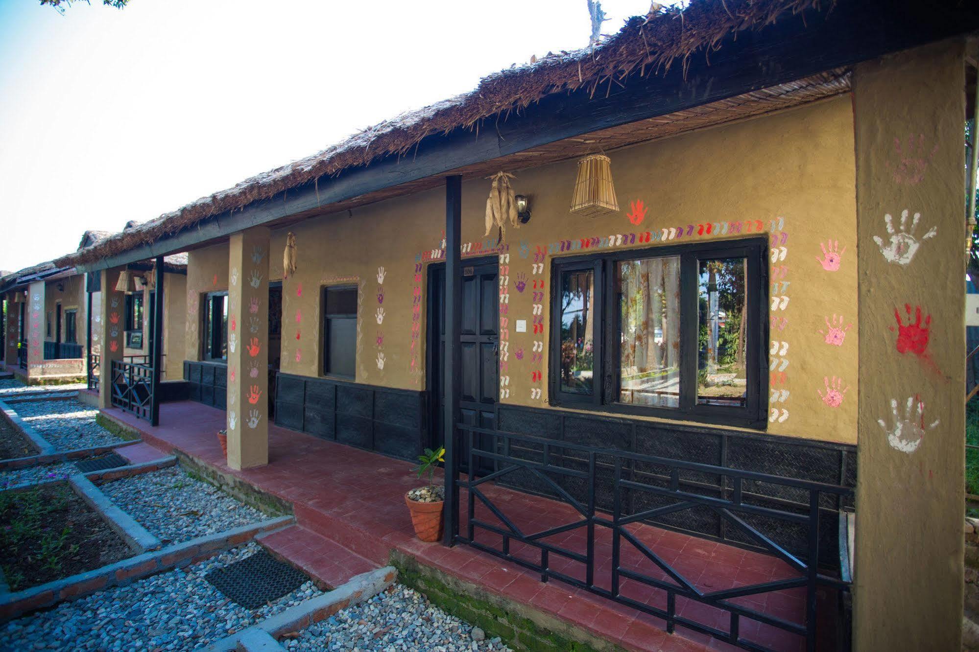 Chitwan Adventure Resort Sauraha Eksteriør bilde