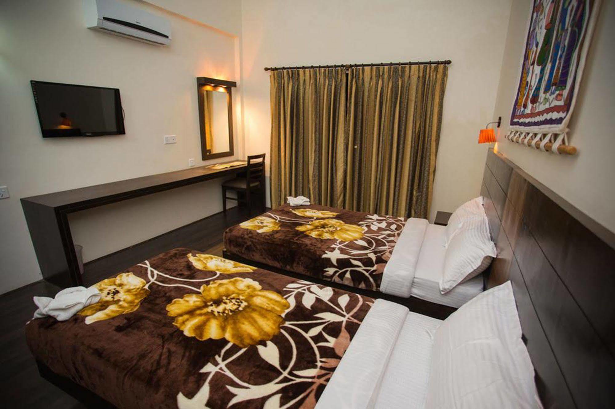 Chitwan Adventure Resort Sauraha Eksteriør bilde