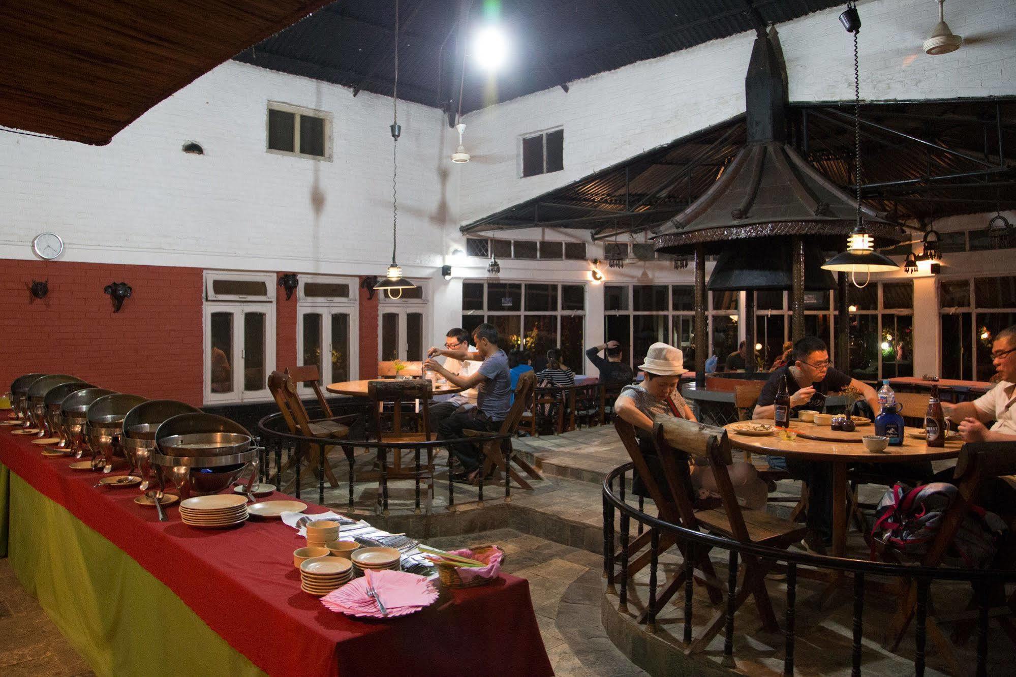 Chitwan Adventure Resort Sauraha Eksteriør bilde