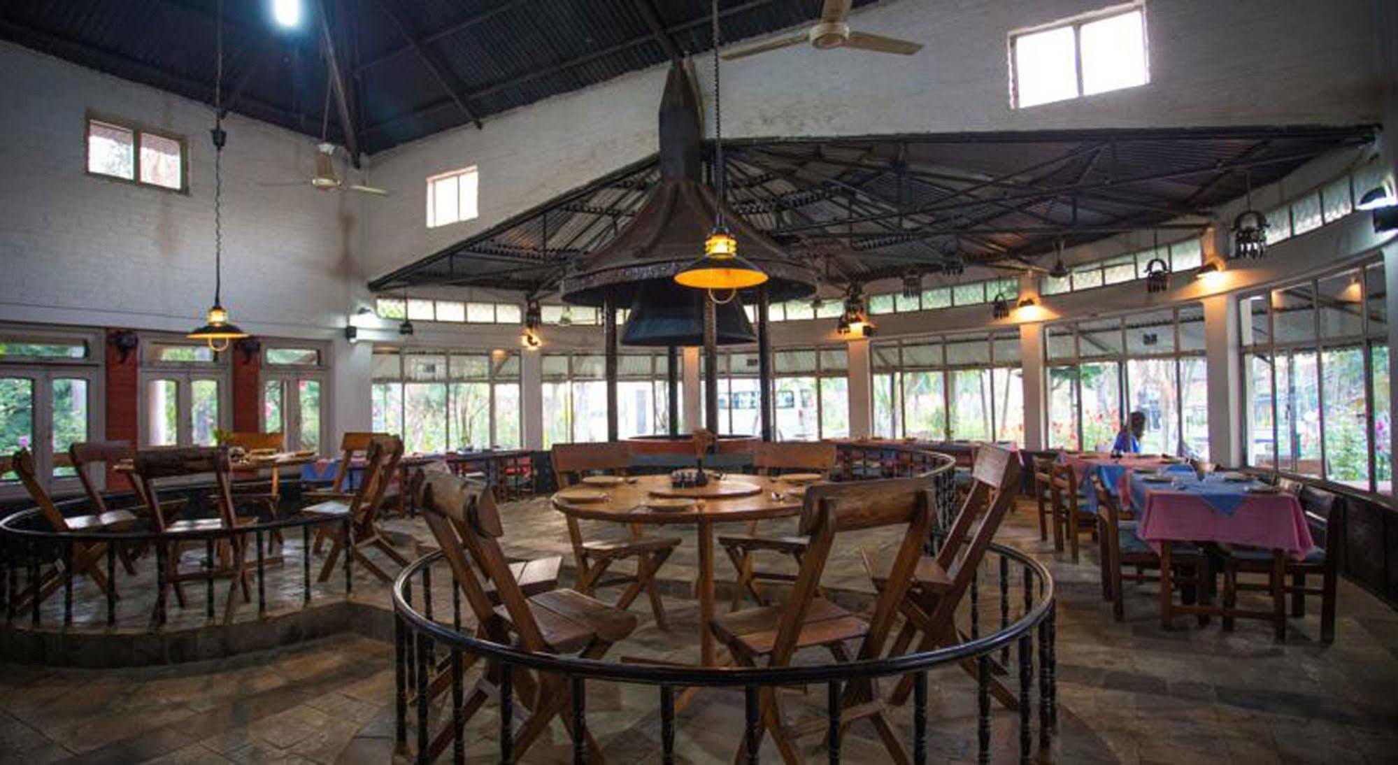 Chitwan Adventure Resort Sauraha Eksteriør bilde